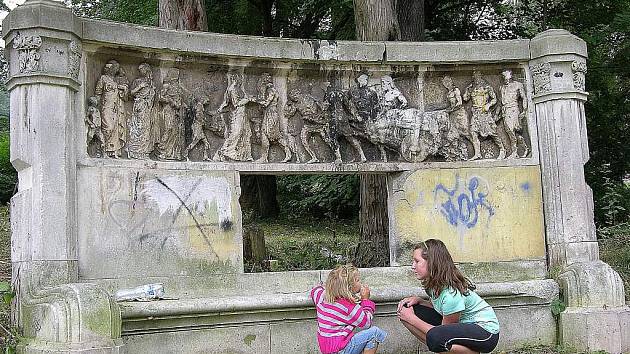 Ze zastrčeného koutu za Katastrálním úřadem v Jeseníku se téměř zapomenutá kamenná lavice přesune do odborné péče restaurátorů v Praze. Město chce dílo, které poškodili vandalové, vrátit její původní podobu