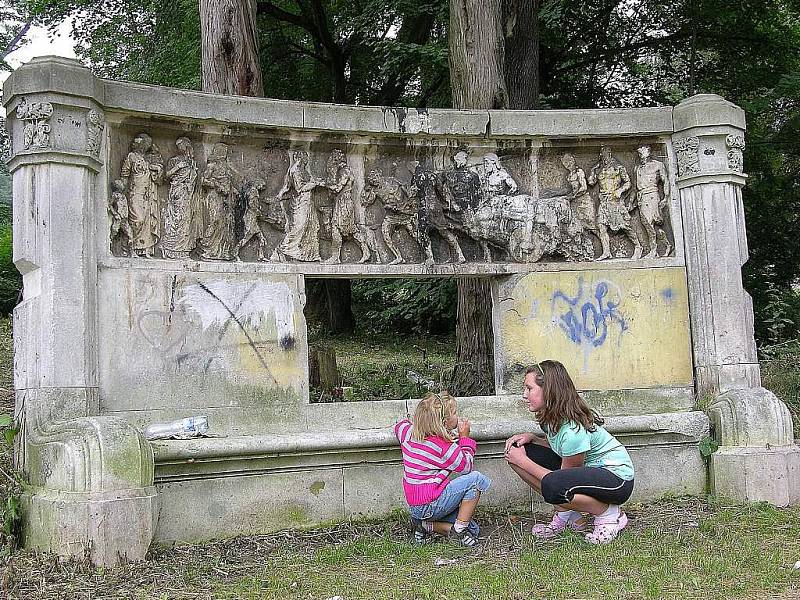 Ze zastrčeného koutu za Katastrálním úřadem v Jeseníku se téměř zapomenutá kamenná lavice přesune do odborné péče restaurátorů v Praze. Město chce dílo, které poškodili vandalové, vrátit její původní podobu