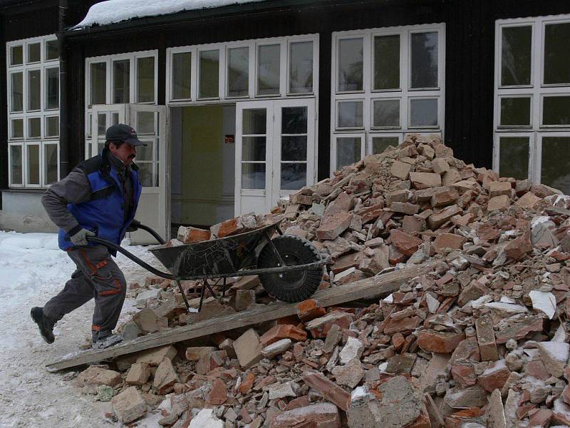 Už za necelé tři týdny se znovu otevře vnitřní termální bazén v lázních Velké Losiny a služby obnoví i celý balneoprovoz s lázeňskými procedurami. Skončí tak první část rekonstrukce centrálního lázeňského objektu Eliška