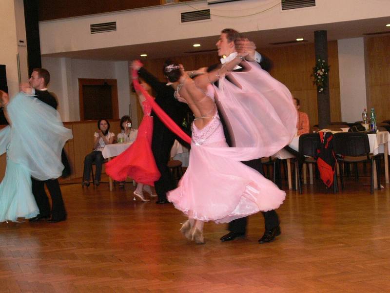 O Pohár města Šumperka soutěžilo v sobotu 8. března několik desítek tanečníků v tradiční soutěži ve společenském tanci.