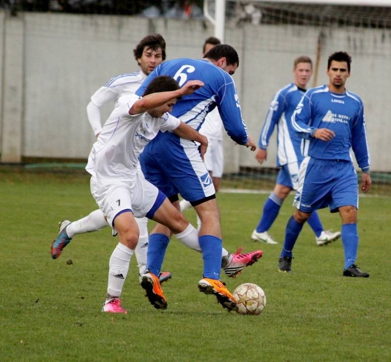 Určice versus Zlaté Hory (modré dresy).