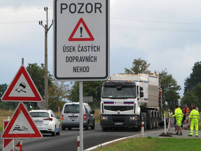 Na Bludovském kopci nyní dělníci dokončují pokládku nového asfaltového mikrokoberce se speciální protismykovou vrstvou. Pro zvýšení bezpečnosti se zde budou instalovat i nová svodidla, kácet stromy v zatáčkách a zkrátí se i předjížděcí pru­hy.