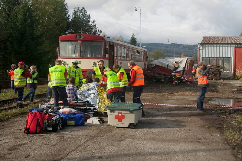 Simulovaná dopravní nehoda dodávky a osobního vlaku na železničním přejezdu v Jeseníku.