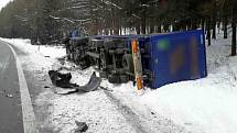 Při nehodě, která se stala ve středu 18. ledna kolem sedmé hodiny ráno na hlavním tahu z Mohelnice na Hradec Králové u Borušova, se střetla dodávka s nákladním autem. 