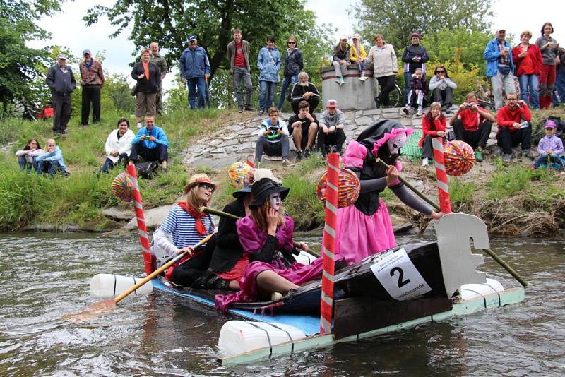 Splutí Desné na atraktivních plavidlech v Sudkově 20. června 2015.