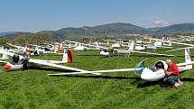 Desítky pilotů bezmotorových letounů se tento týden na letišti v Šumperku účastní plachtařské soutěže Jarní pohár Jeseníků .