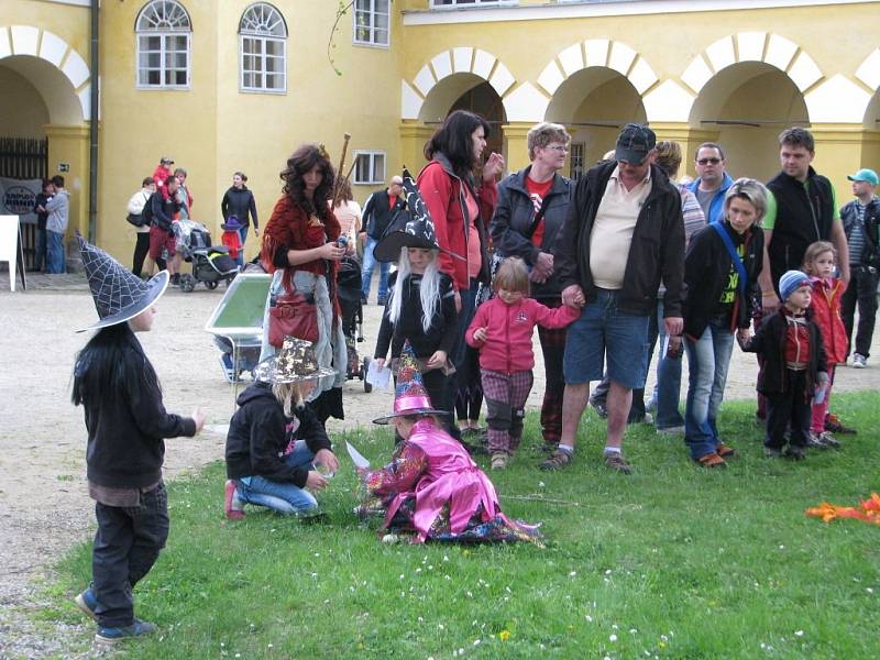 Nádvoří zámku ve Velkých Lopsinách ožilo, sraz čarodějnic přilálak řadu návštěvníků.