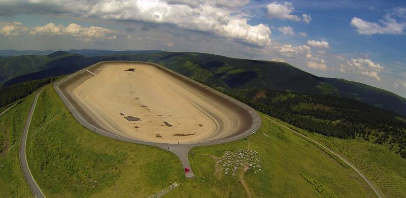 Vypuštěná horní nádrž přečerpávací vodní elektrárny Dlouhé Stráně.