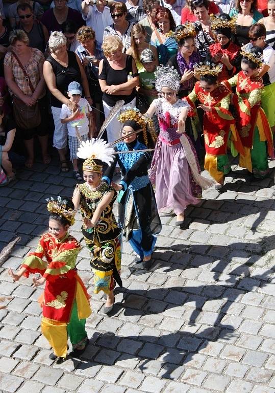 Mezinárodní folklorní festival v Šumperku vrcholí. V sobotu 17. srpna dopoledne zaplnily ulice města domácí soubory i zahraniční hosté, kteří v programu nazvaném Roztančená ulice prošly od radnice přes pěší zónu až do parku U sovy.