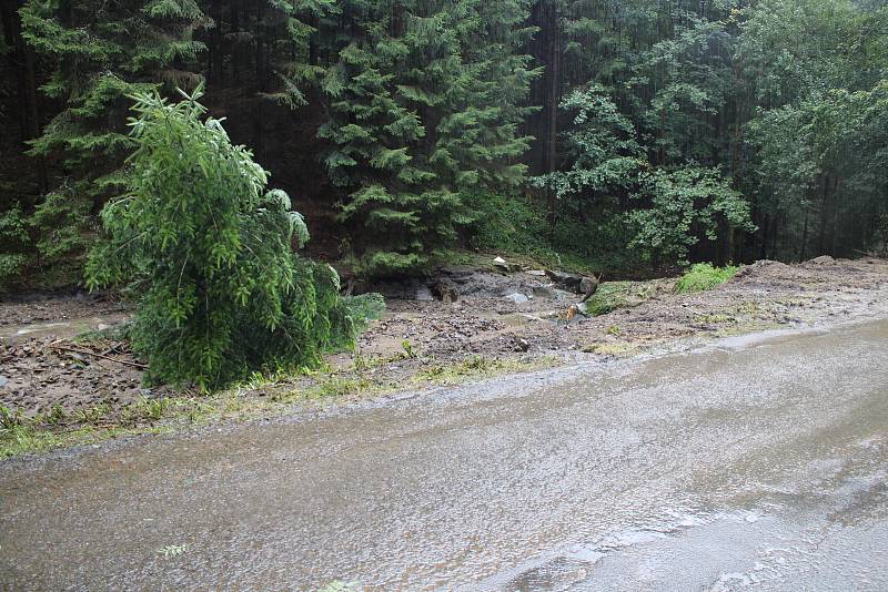 Následky bleskové povodně po přívalovém dešti v Jedlí, stav v pondělí 2. září 2019.