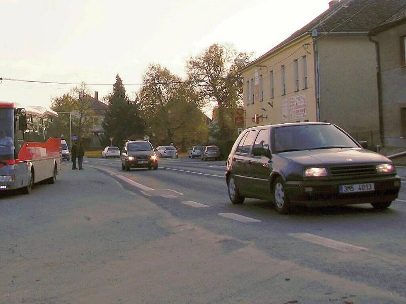 Libivou projede denně více než deset tisíc aut a kamionů. Místní se bojí především o děti, které samotné raději ani nepouštějí na autobus. Sepsali petici, která požaduje urychlení přípravy stavby obchvatu, který by odvedl tranzitní dopravu z obce.