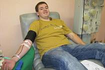 Čtrnáct studentů Vyšší odborné školy a Střední školy automobilní v Zábřehu darovalo na Transfúzní službě v Šumperku krev