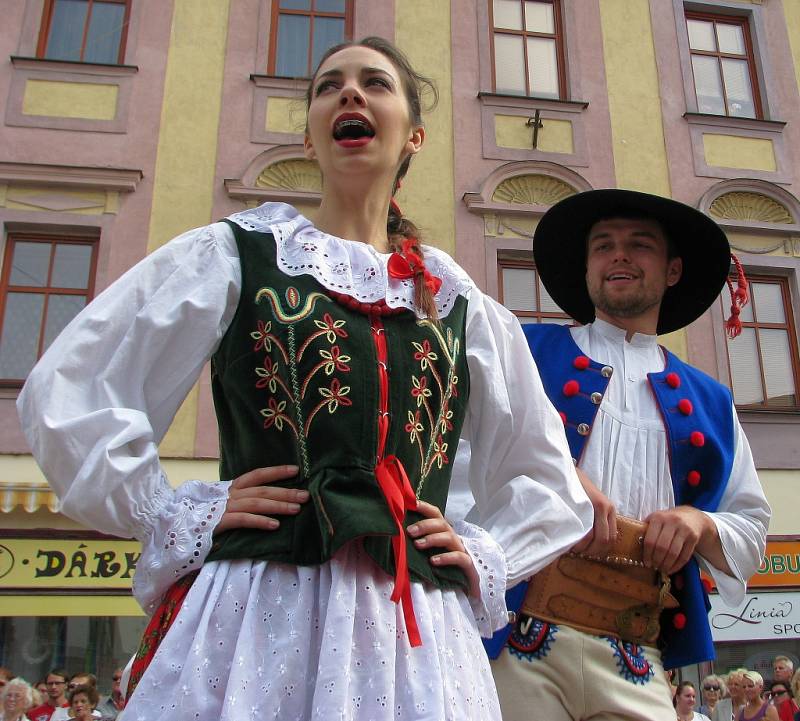 Mezinárodní folklorní festival v Šumperku vyvrcholil v sobotu 20. srpna dopoledne přehlídkou Roztančená ulice.