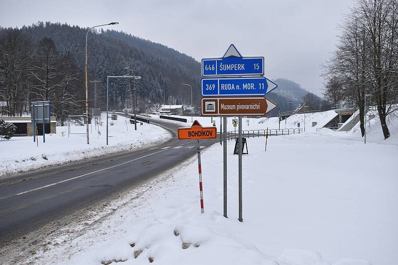 Uzavírka silnice mezi Hanušovicemi a Raškovem.