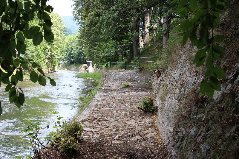 Jesenická náplavka se nachází na romantickém místě u Tindalova pramene. Může se stát oblíbeným místem procházek.