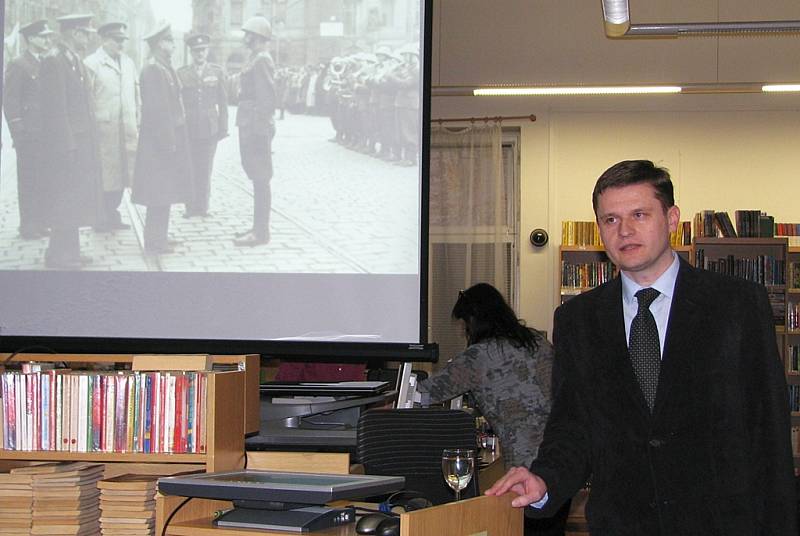 Historik Jiří Friedl představil na besedě v šumperské knihovně svou publikaci o životním příběhu velkého vlastence, generála Karla Lukase.