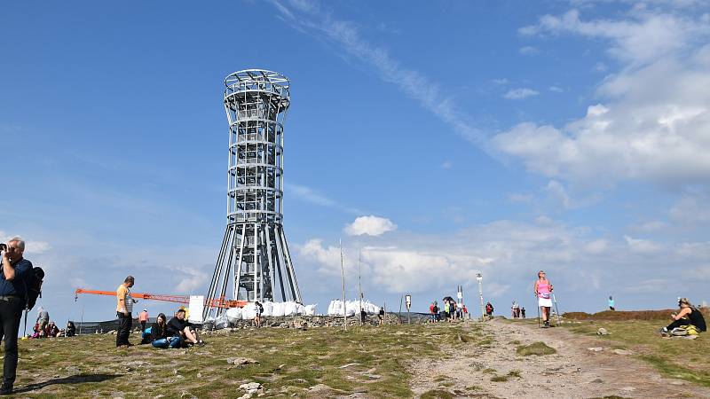 Na polské straně Kralického Sněžníku se už tyčí konstrukce nové rozhledny, září 2021