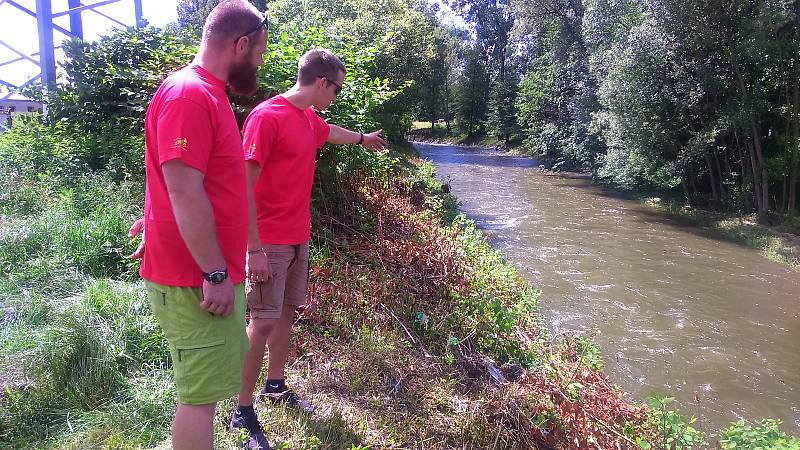 Vodáčtí instruktoři Honza Linhard a Adam Štěpán v místě, kde zachránili člověka z rozvodněné řeky Desné.