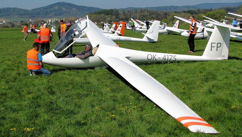 Desítky pilotů bezmotorových letounů se tento týden na letišti v Šumperku účastní plachtařské soutěže Jarní pohár Jeseníků .