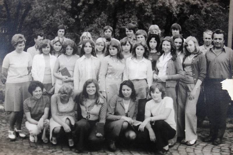 Kolektiv učnic. Fotografie z poloviny 70. let. Pro podnik se v té době v Šumperku učily dvě třídy po třiceti žačkách.