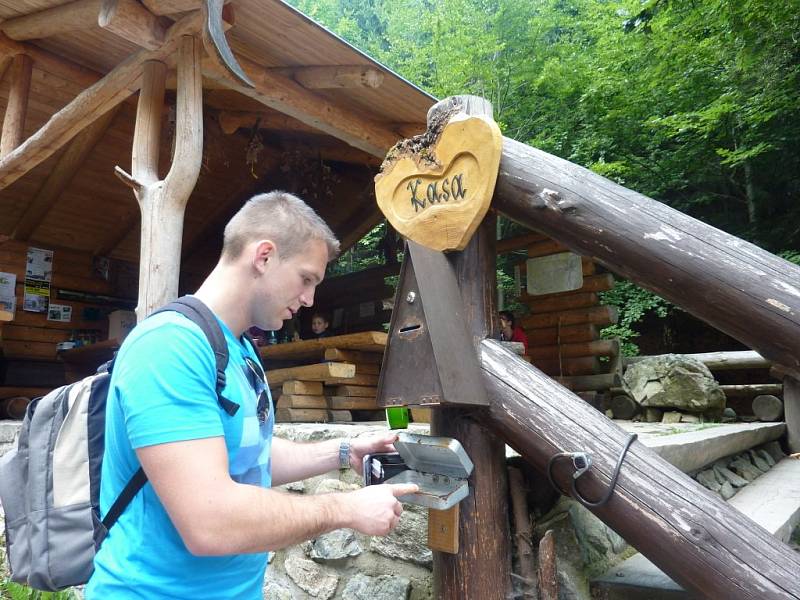 Samoobslužný lesní bar na stezce nad Horní Lipovou v Rychlebech.