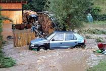 Přes Štítecko se v neděli 1. září odpoledne přehnala silná bouřka. Voda zaplavila několik domů, odplavovala i auta.