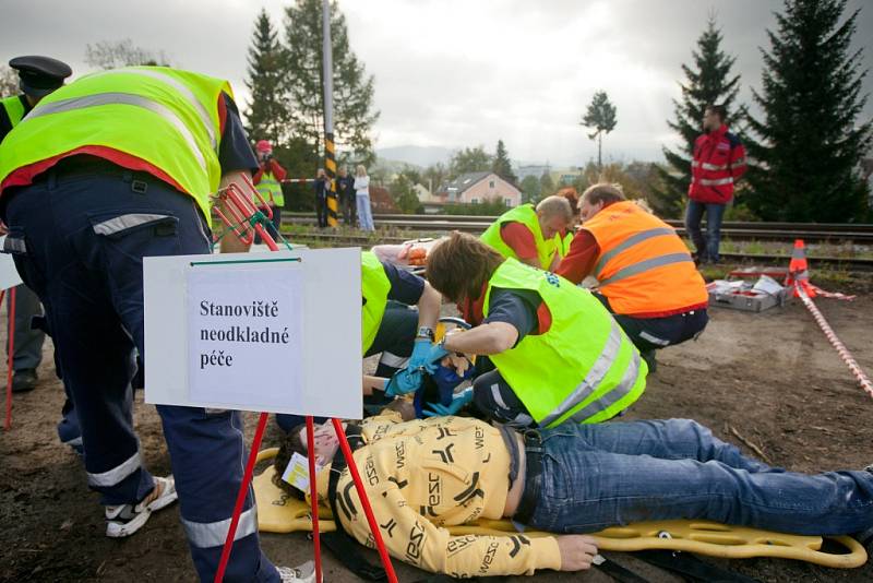 Simulovaná dopravní nehoda dodávky a osobního vlaku na železničním přejezdu v Jeseníku.