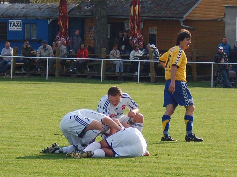 Fotbalisté Mohelnice porazili ve středeční dohrávce Litovel (žluté dresy)