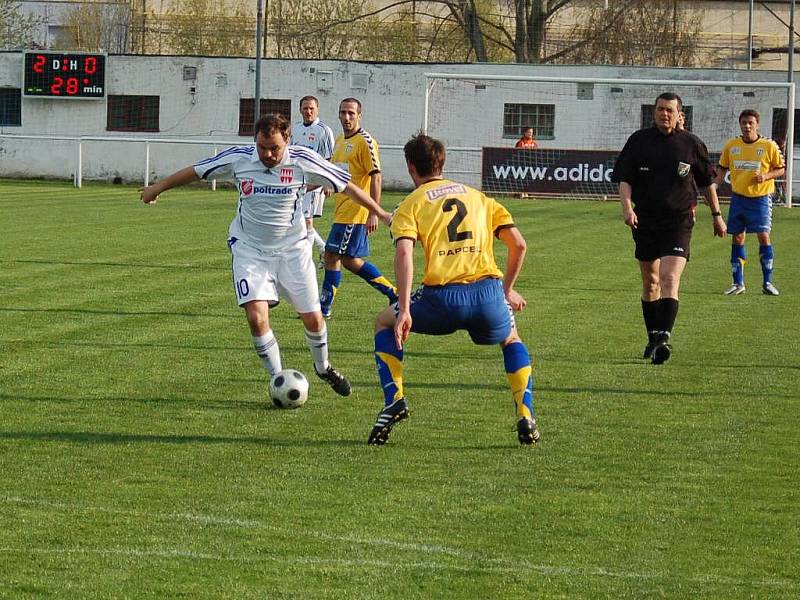 Fotbalisté Mohelnice porazili ve středeční dohrávce Litovel (žluté dresy)