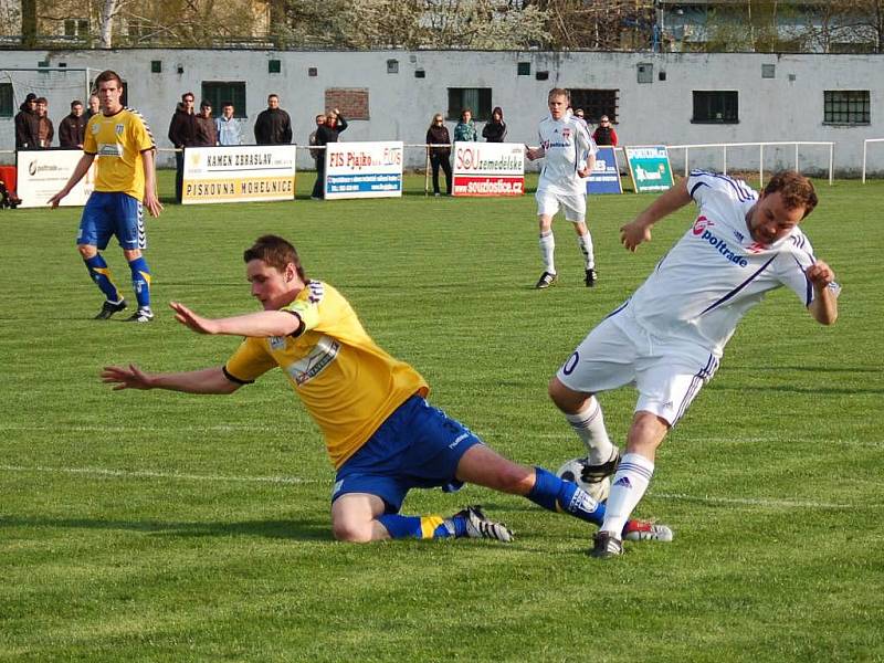 Fotbalisté Mohelnice porazili ve středeční dohrávce Litovel (žluté dresy)
