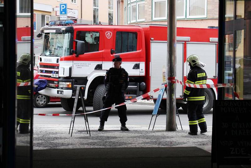 Centrum Zábřehu uzavřeli, muž na střeše začal na ulici házet kameny 