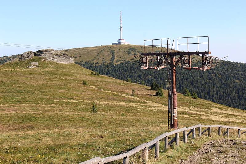 Lyžařské vleky na Ovčárně v Jeseníkách.