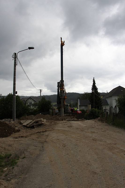 Stavba protipovodňových opatření na řece Desné - stavba nového mostu u rapotínského kostela.