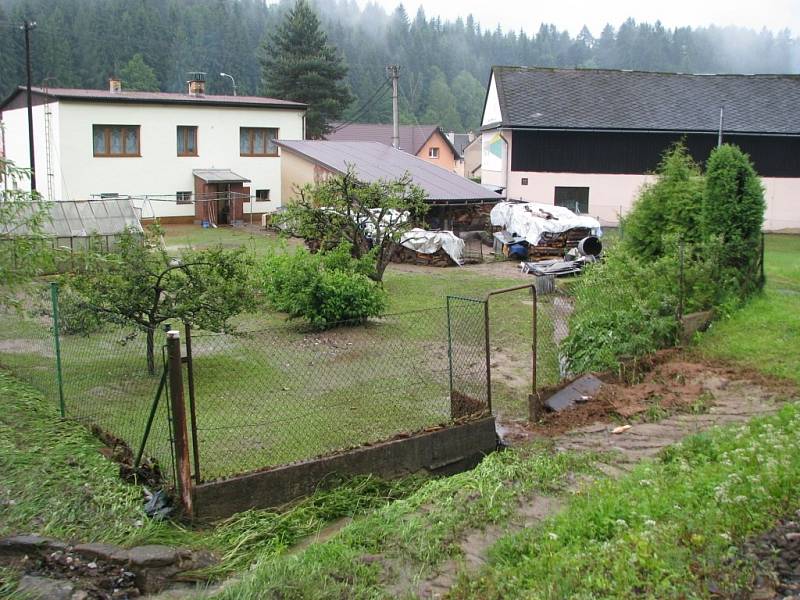 Voda a bahno z pole a lesa vtrhly v pondělí 10. června do domu a na zahradu rodiny Matysových v Jindřichově. Mazlavá hmota zatopila celé přízemí domu, sklep i zahradu. S odčerpáním vody pomáhali místní dobrovolní hasiči.