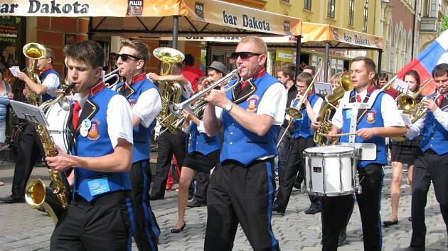 Dechové hudby účinkující na festivalu Hudba bez hranic se představily i v centru Šumperku.