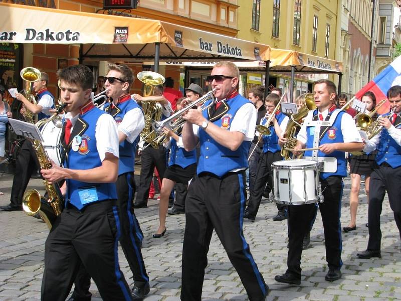 Dechové hudby účinkující na festivalu Hudba bez hranic se představily i v centru Šumperku.