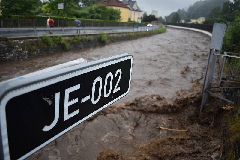 Rozvodněná řeka Bělá v neděli 18. července v Jeseníku.