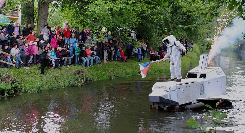 Po řece Desné v Sudkově plula v sobotu 17. června netradiční plavidla. Na start se postavilo devatenáct odvážných posádek, na které čekala asi kilometr dlouhá jízda.