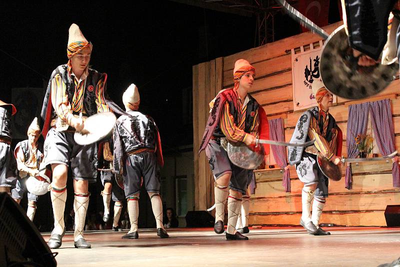 V pátek a v sobotu se na hlavních pořadech Mezinárodního folklorního festivalu v Šumperku představily postupně dvě desítky souborů. Mezi nimi byl i soubor z Turecka.