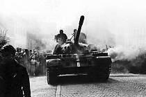 Tanky polské armáry se do centra Šumperku nedostaly. Zabránil jim v tom dav lidí.