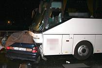 Čtyři lidé zemřeli po srážce osobního auta se zájezdovým autobusem, která se stala v sobotu 17. září po devatenácté hodině na průtahu Zábřehem.