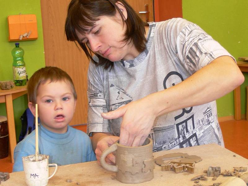 Volnočasové aktivity přichystali zaměstnanci Vily Doris na každý den jarních prázdnin. V pondělí se z dětí stali hrnčíři.