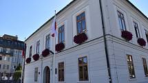 Historická běloruská vlajka před jesenickou radnicí