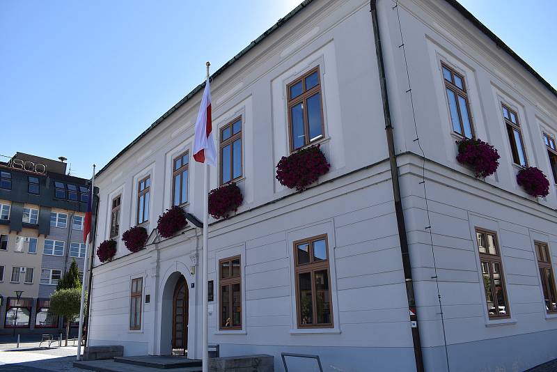 Historická běloruská vlajka před jesenickou radnicí