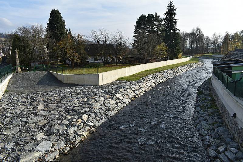 Protipovodňová opatření na řece Desné - lokalita u mostu mezi ulicemi Polní a U Hájenky.