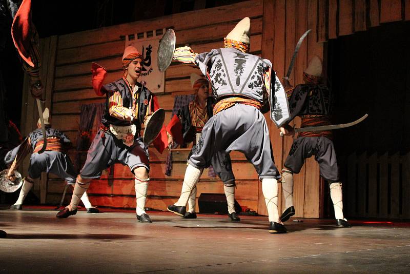 V pátek a v sobotu se na hlavních pořadech Mezinárodního folklorního festivalu v Šumperku představily postupně dvě desítky souborů. Mezi nimi byl i soubor z Turecka.