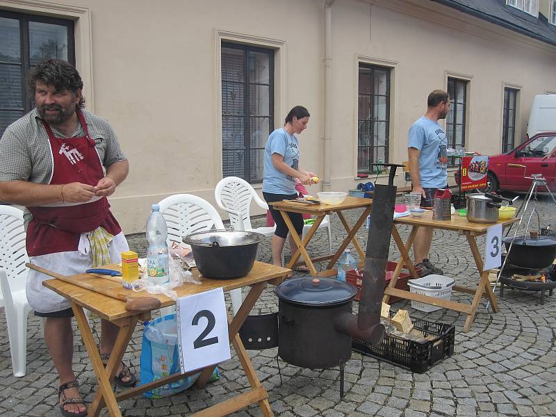 Hudebníci si v Šumperku rozdali souboj s veřejností. U Roztančených kotlíků si v rámci probíhajícího Mezinárodního folklorního festivalu poměřili síly ve vaření guláše.