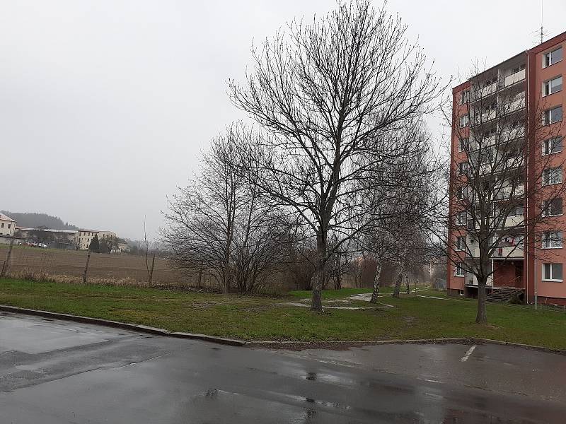Pozemky přiléhající k ulici Šumavská v Šumperku, na nichž by měly vzniknout bytové domy a supermarket.