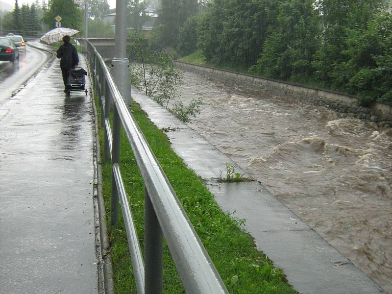 Rozbouřená řeka Bělá v Jeseníku na snímku z června 2009.