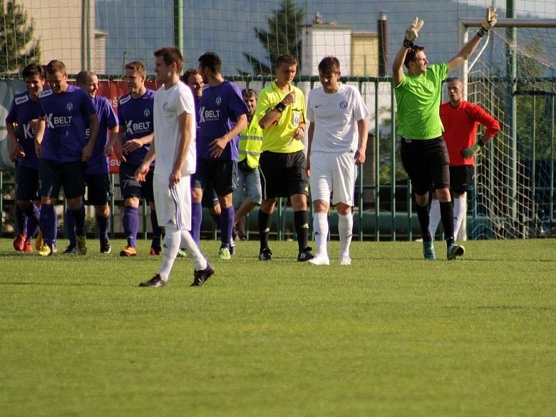 Dominik Hatala (vpravo) se raduje poté, co proměnil penaltu.